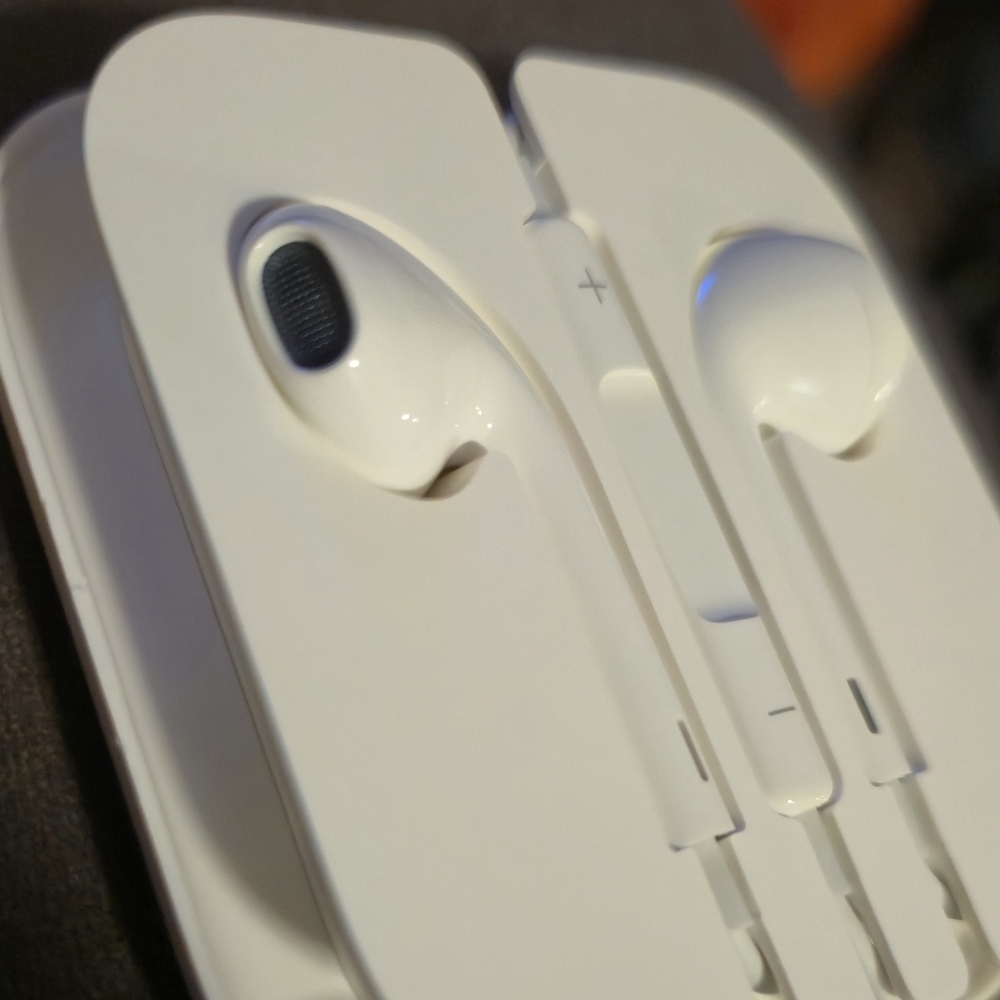 Apple Brand New 3.5mm Headphone Plug EarPods Wired Earbuds White With Case - Picture 3 of 5